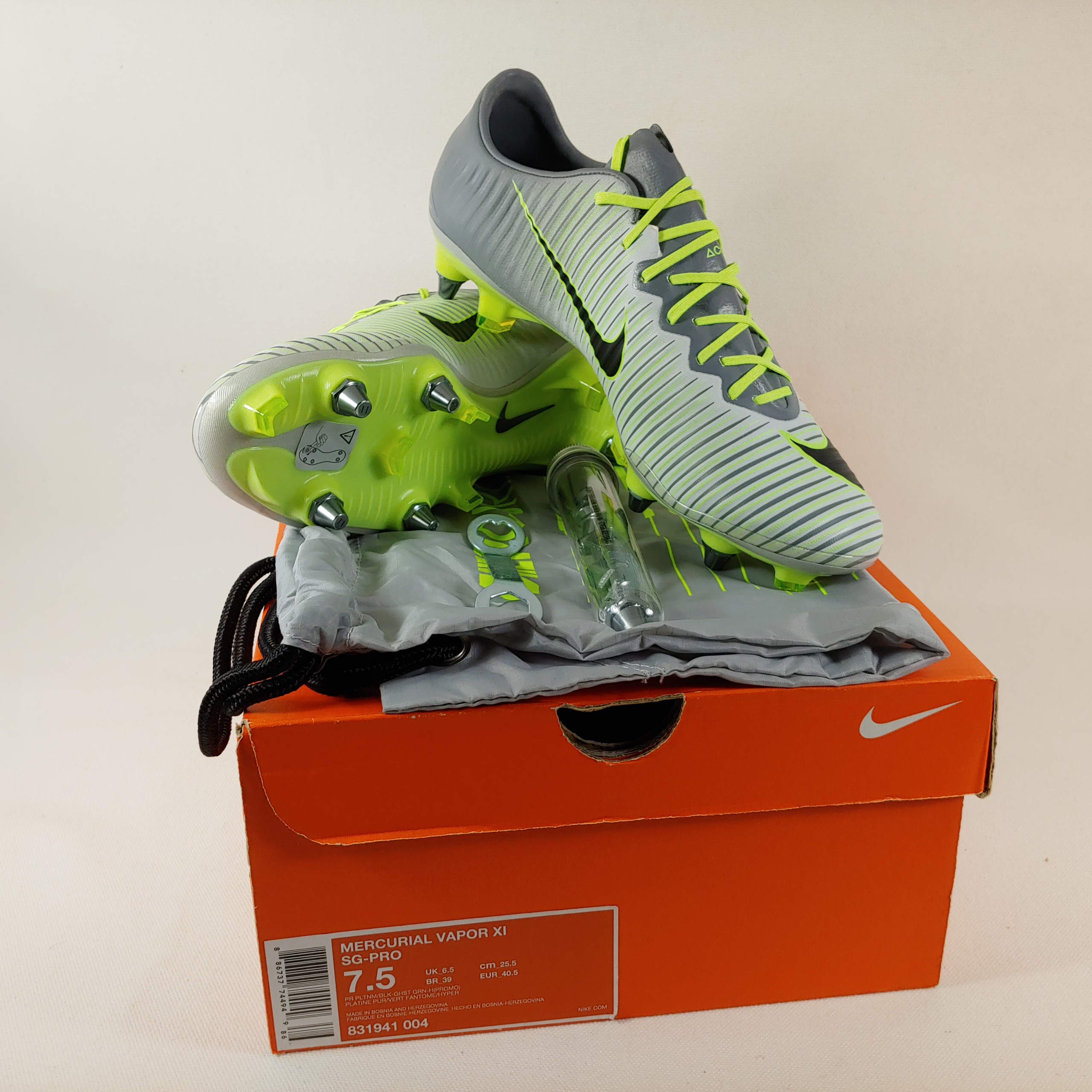 Gift a football bag nike Mercurial Vapor XI FG Soccer Shoes
